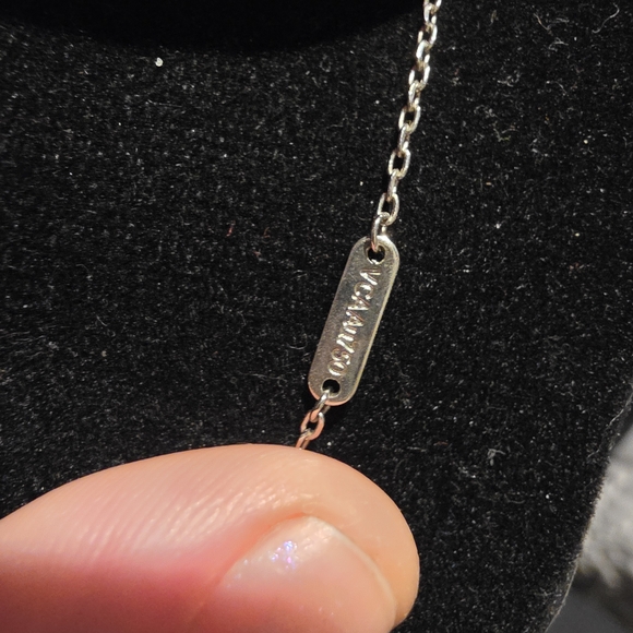 USED....Elegant Silver With A  White Shell Clover Necklace. - Picture 4 of 8